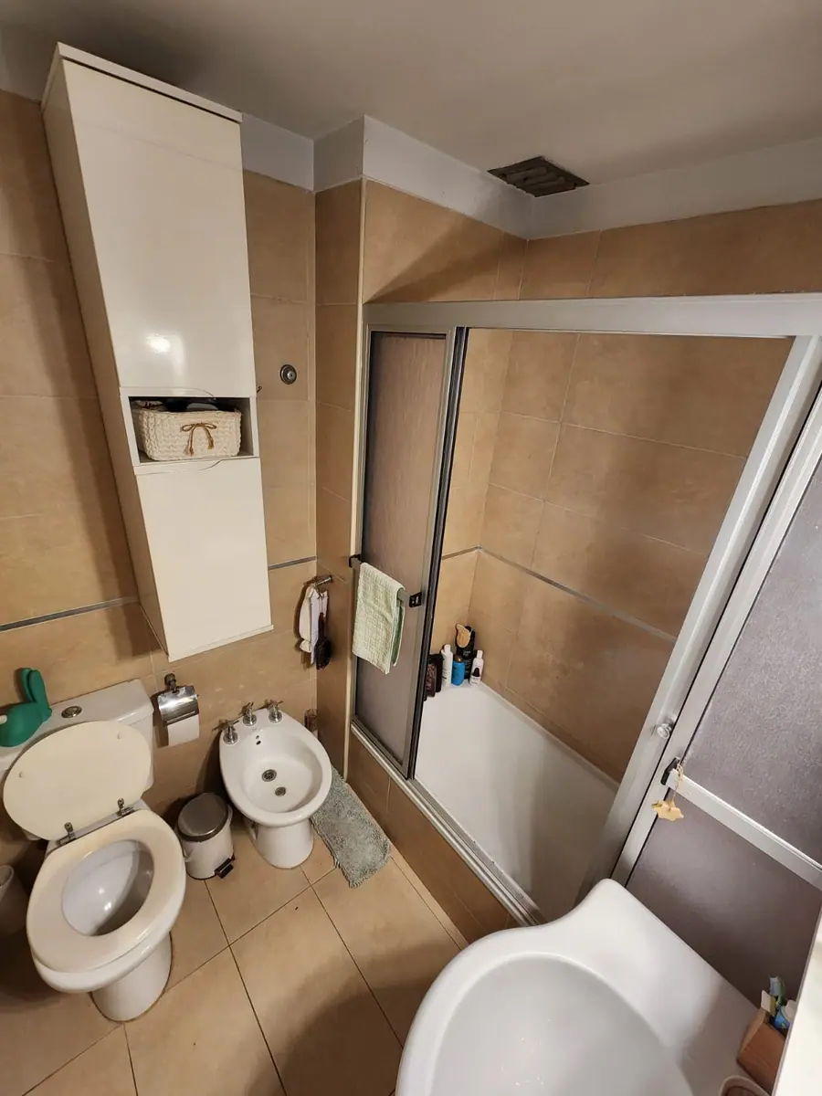 El mismo baño de Monte Castro antes de la remodelación